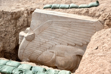 伊拉克出土2700年前的带翼亚述雕塑