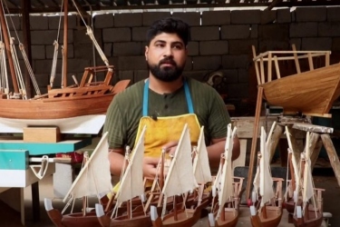 伊拉克人制作传统木船的微型模型